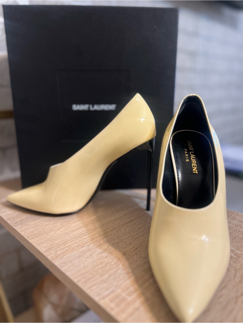 Saint Laurent Pale Yellow Patent Leather Pointed Pumps - Picture 2 of 4